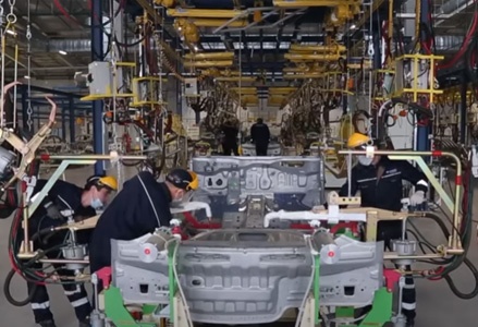 Специальный репортаж телеканала ''Хабар 24''. О том, как создавали новый отечественный завод по производству легковых автомобилей Hyundai Trans Kazakhstan. Съемочная группа побывала в цехах сварки и окраски кузовов и узнала о планах предприятия.
