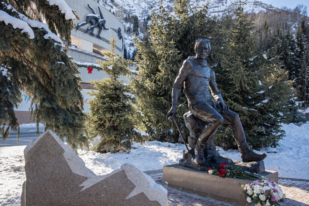 A SCULPTURE OF MOUNTAINEER BOUKREEV INSTALLED AT MEDEU WITH THE SUPPORT OF SMAGULOV